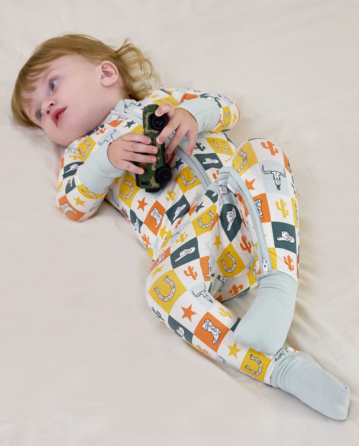 Brave Cowboys Bamboo Zippy, brave cowboys bamboo zippy lifestyle lounging lying 08