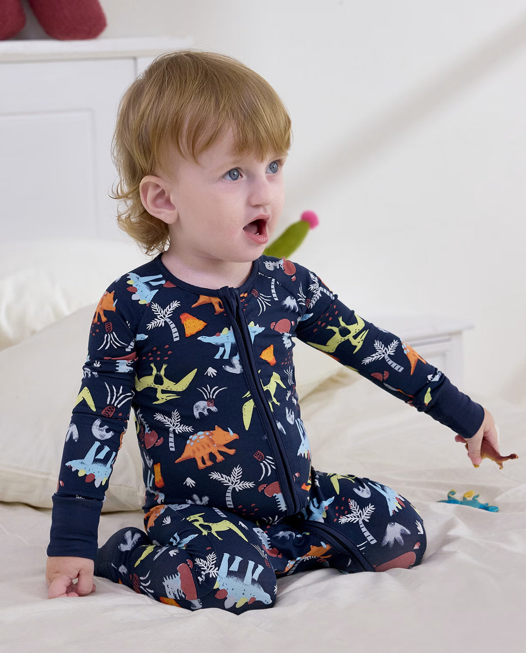 Jurassic Jamboree Bamboo Zippy, jurassic jamboree bamboo zippy lifestyle sitting bed 01