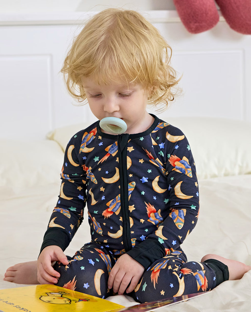Moonlit Voyage Bamboo Zippy, moonlit voyage bamboo zippy lifestyle sitting reading 06
