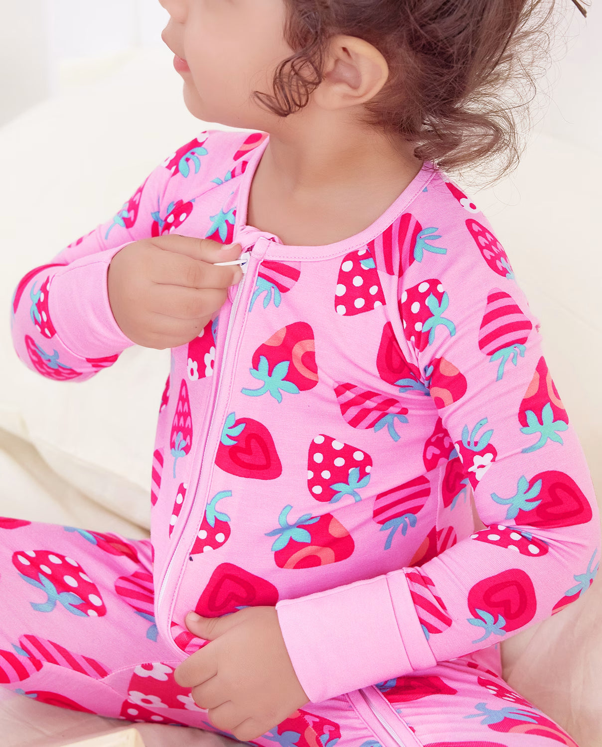 Strawberry Kisses Bamboo Zippy, strawberry kisses bamboo zippy 04 detail zipper guard neck